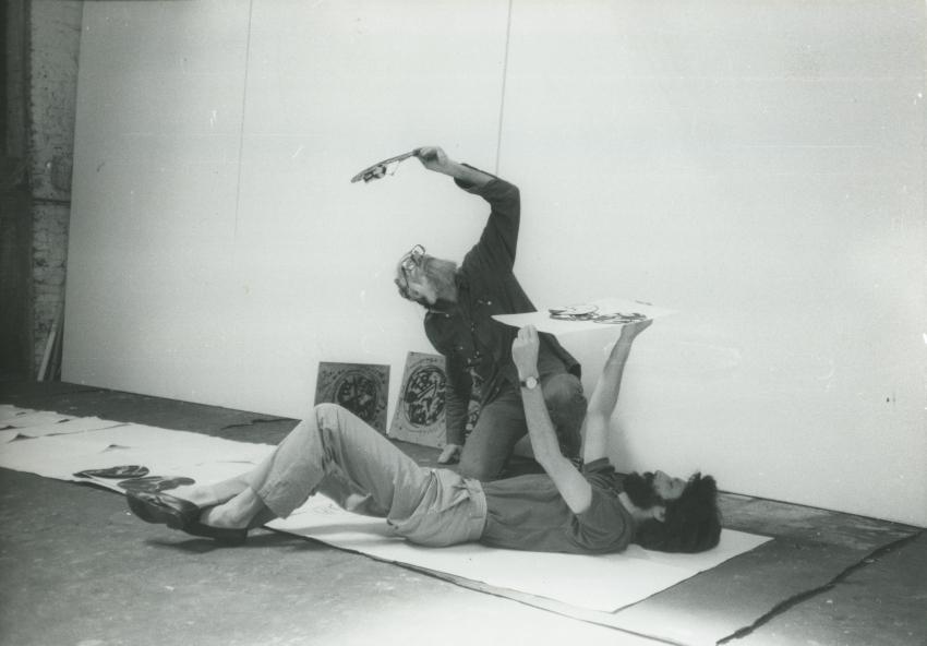 Emilio Vedova e Massimo Cacciari al lavoro con i bozzetti per il Prometeo, Venezia, 1984. Ph Fabrizio Gazzarri, Milano