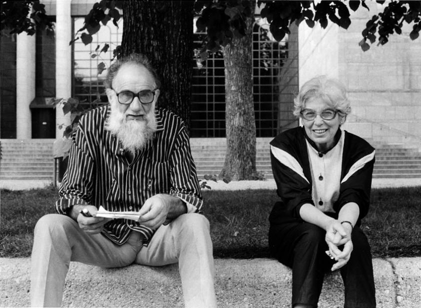 Emilio e Annabianca Vedova davanti alla Alte Galerie, Monaco, 1984. Foto Fabrizio Gazzarri, Milano