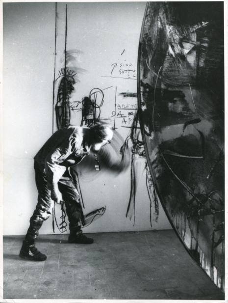 Emilio Vedova al lavoro per la Collezione Gori Centro d'Arte - Villa Celle, Pistoia, 1988. Ph Fabrizio Gazzarri, Milano