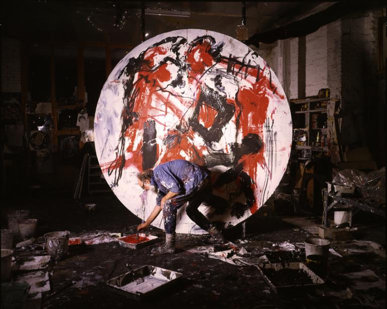 Emilio Vedova al lavoro all'opera Oltre-9 (Ciclo II, Rosso '85), Venezia, 1985. Ph Paolo Mussat Sartor, Torino