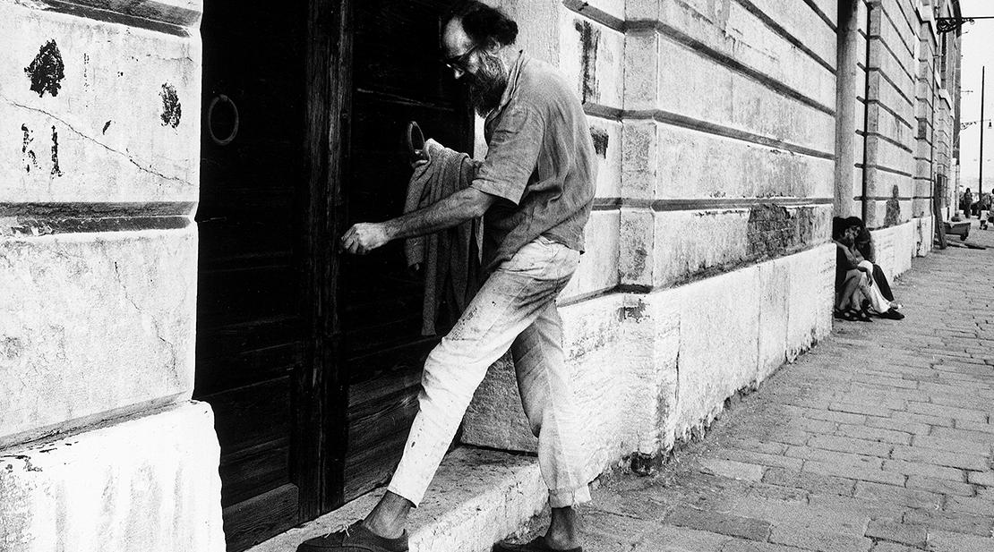 Emilio Vedova at Magazzino del Sale, Venice, '70. Ph Gianni Berengo Gardin, Milan